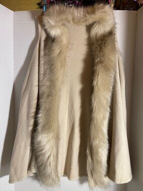 A&O International elegant Cream Faux Fur Trim Vest with 
Hook closure